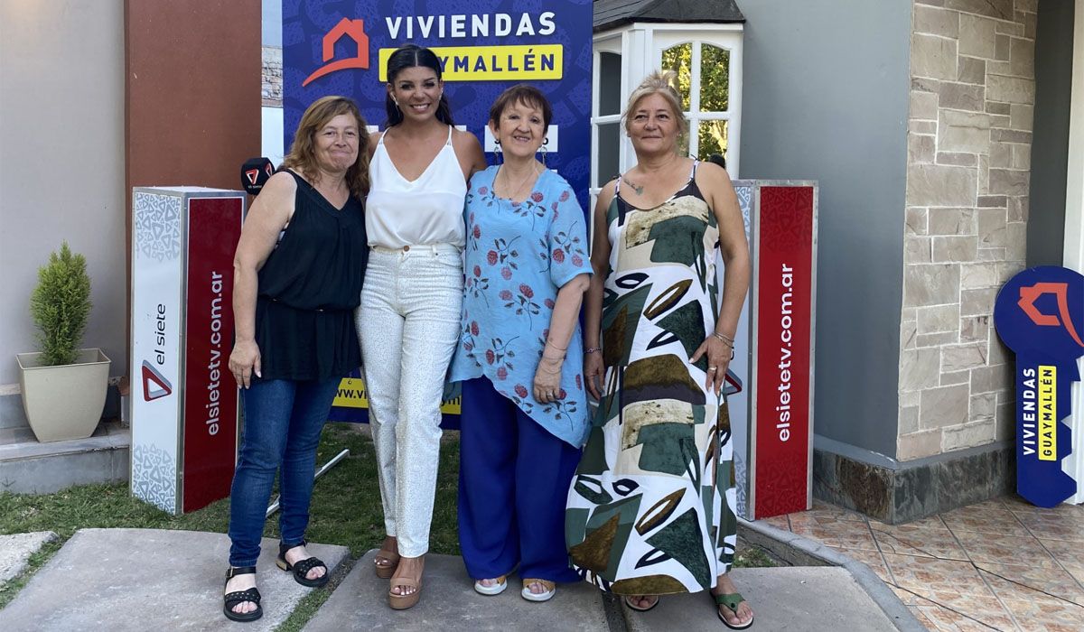 Ornella Ferrara junto a las tres finalistas. Nélida Miranda (en el centro) resultó la ganadora de la casa de Viviendas Guaymallén.