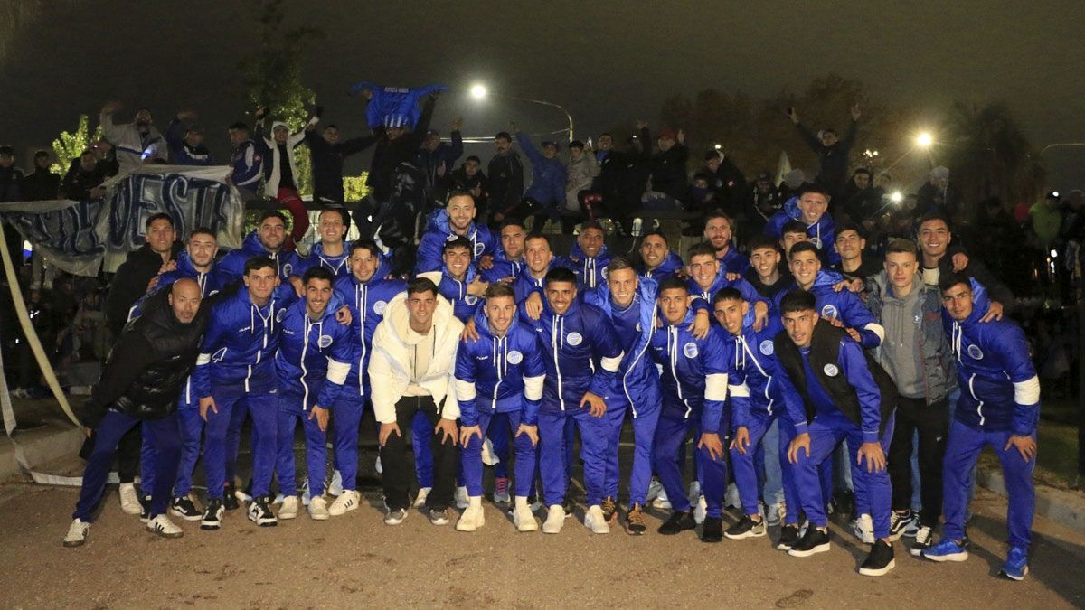 El plantel de Godoy Cruz posa en medio del banderazo. El plantel de Godoy Cruz posa en medio del banderazo.
