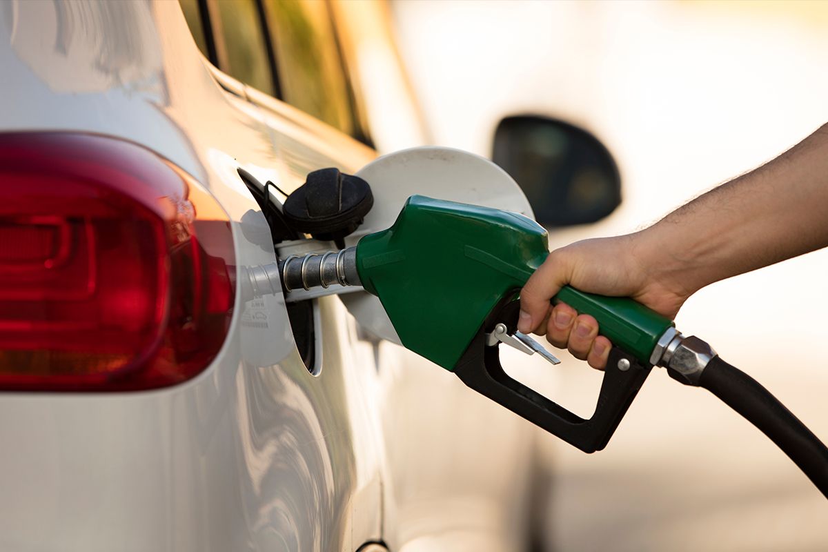 Bajó la nafta súper y premium: estos son los nuevos precios de YPF