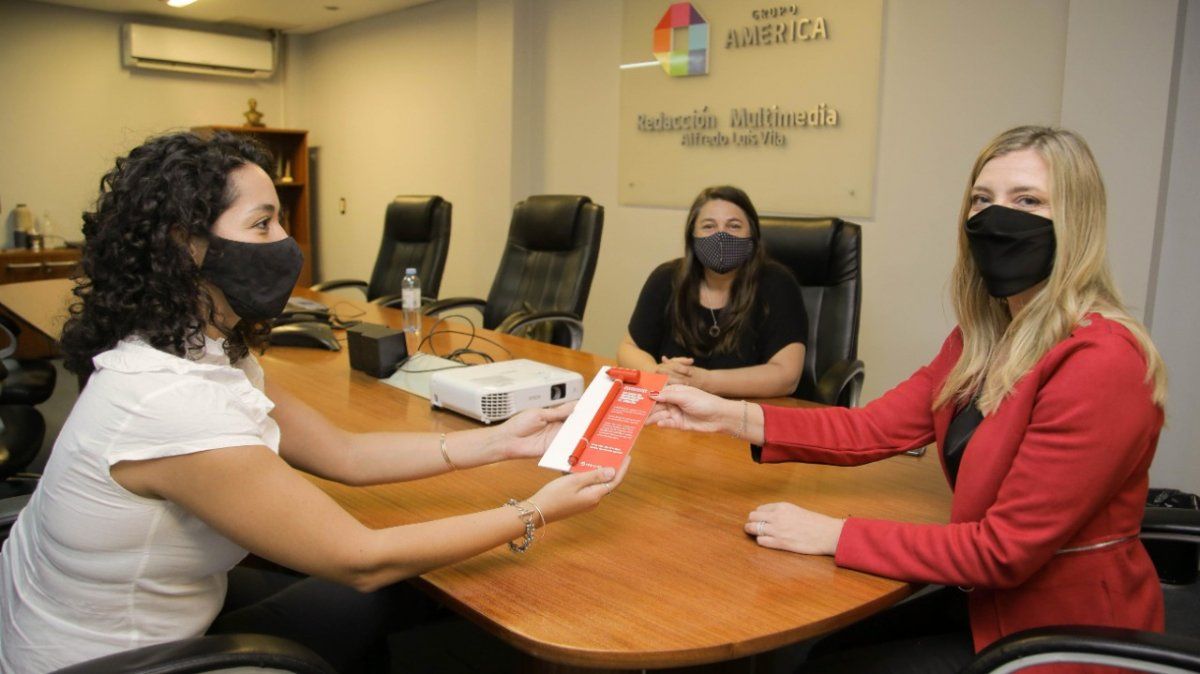 Piquer recibe el martillo de emergencia de manos de las representantes de la UNCuyo.