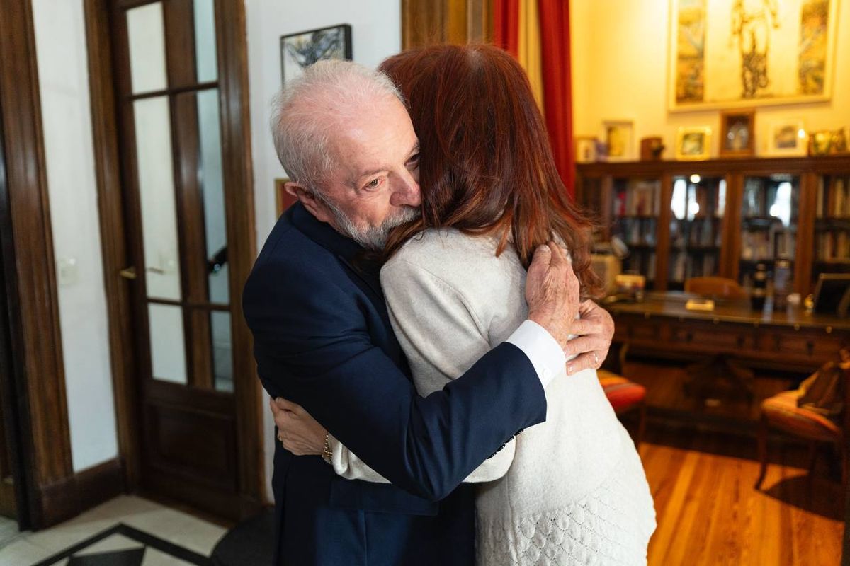 Afectuoso abrazo entre Lula y Cristina Kirchner. Afectuoso abrazo entre Lula y Cristina Kirchner.