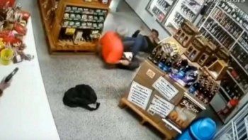 Video: una mujer fusiló a un ladrón que intentó robarle