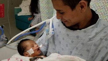 El bebé arrancado del vientre de su madre abrió los ojos y lucha por su vida