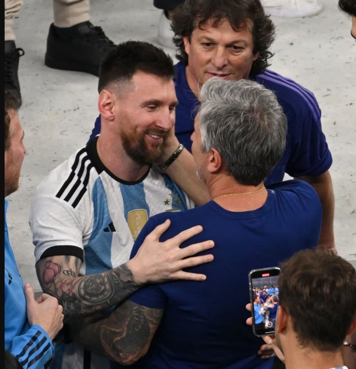 Lionel y Jorge tras la final de Qatar 2022. Lionel y Jorge tras la final de Qatar 2022.