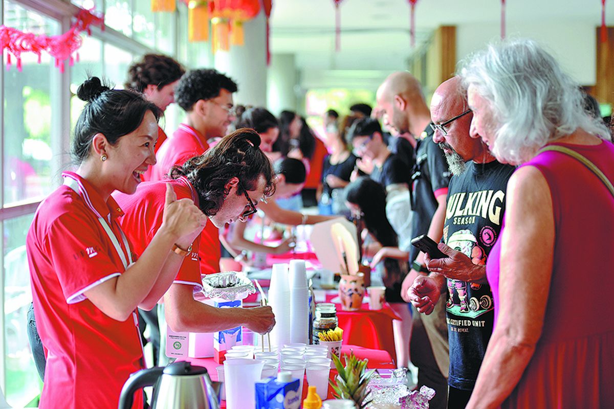 Los profesores del Instituto Confucio de la Universidad Federal de Minas Gerais presentan una bebida especial de fusión té-café a estudiantes y docentes durante una exposición celebrada en Belo Horizonte, Brasil, el 22 de abril. LIN CHUNYIN / SERVICIO DE NOTICIAS DE CHINA.