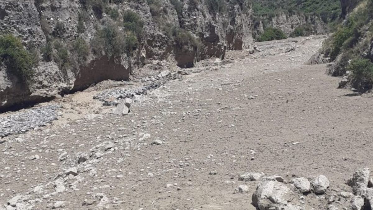 Vista del lecho donde escurren habitualmente los arroyos Morteritos (derecha) que lleva agua limpia, y el Alumbre (izq.) con agua turbia por bentonita, y que con las tormentas ambos quedaron borrados por las crecientes.