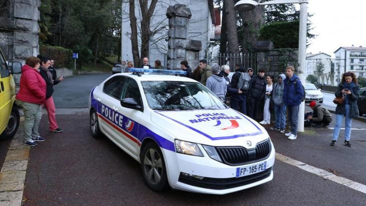 Los padres de los alumnos del colegio secundario de Saint-Jean-de-Luz, en el suroeste de Francia, concurrieron al establecimiento alarmados por el crimen