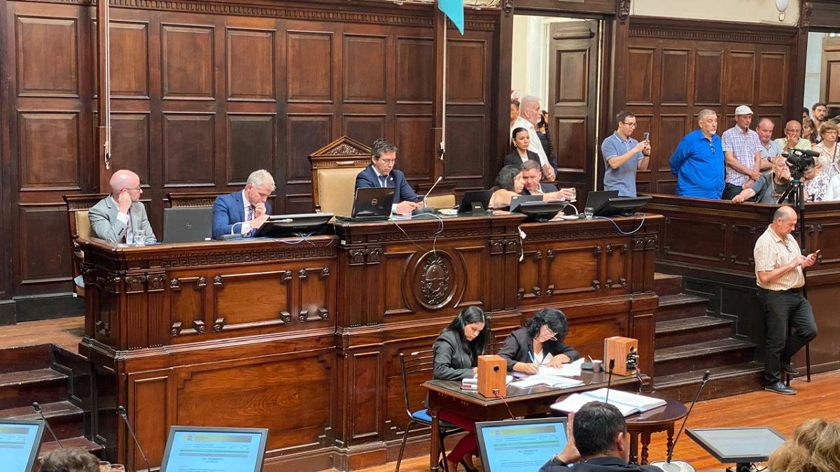 Además de los productores también participaron de la sesión, empleados de la empresa y miembros de sindicato de los empleados vitivinícolas de Maipú. Además de los productores también participaron de la sesión, empleados de la empresa y miembros de sindicato de los empleados vitivinícolas de Maipú.