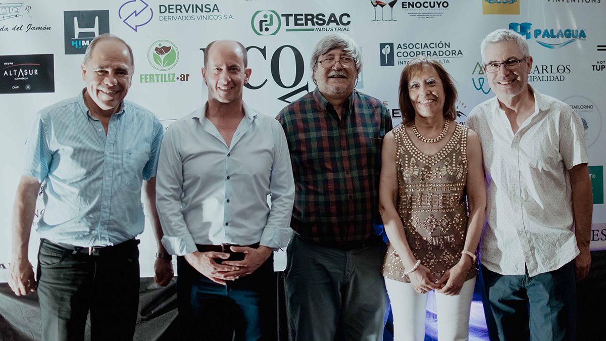 El intendente de Tupungato, Gustavo Soto (segundo de izquierda a derecha), participó de la celebración.