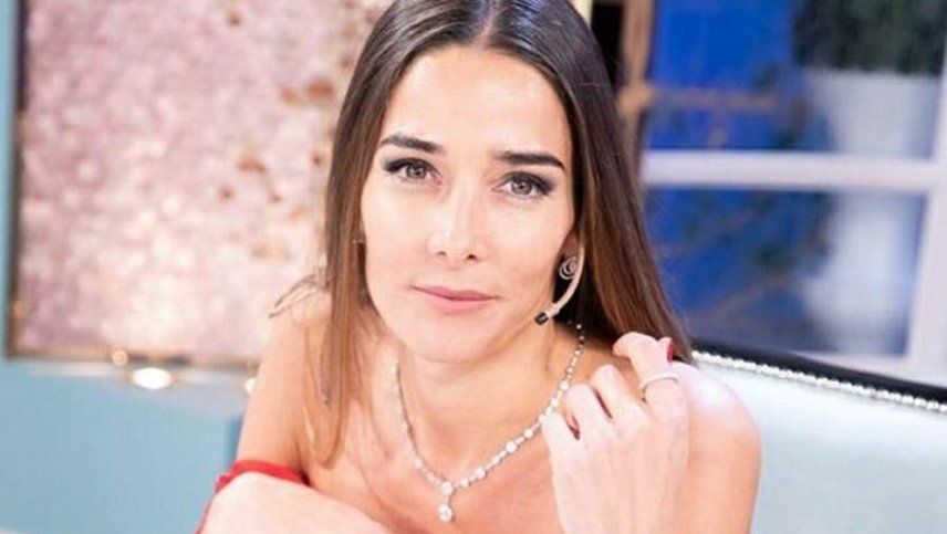 Juana Viale se vistió de Julia Roberts, de colorado, con hombros descubiertos y tajo profundo