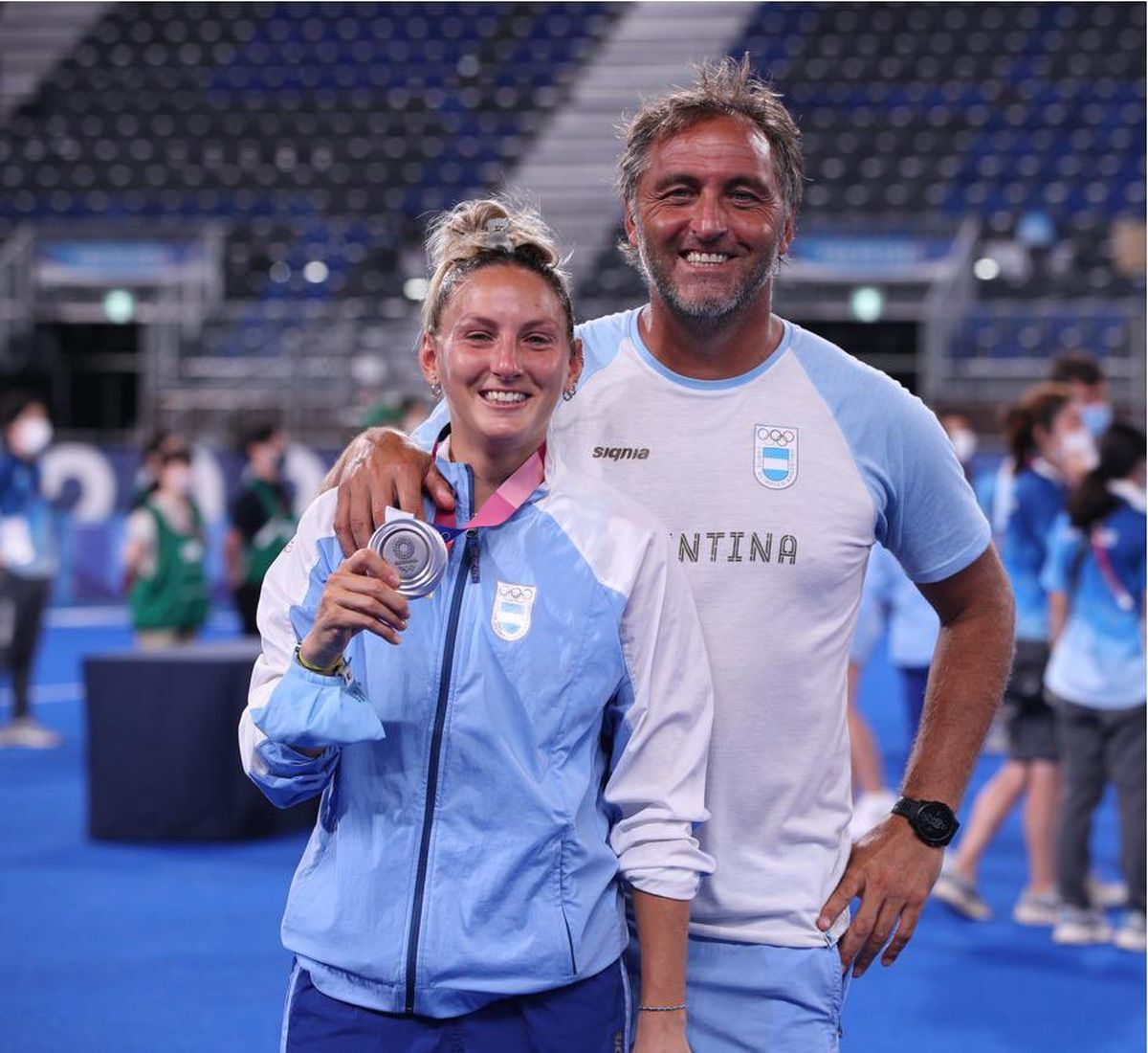 El Chapa Retegui compartió la medalla de Las Leonas con su hija Micaela.