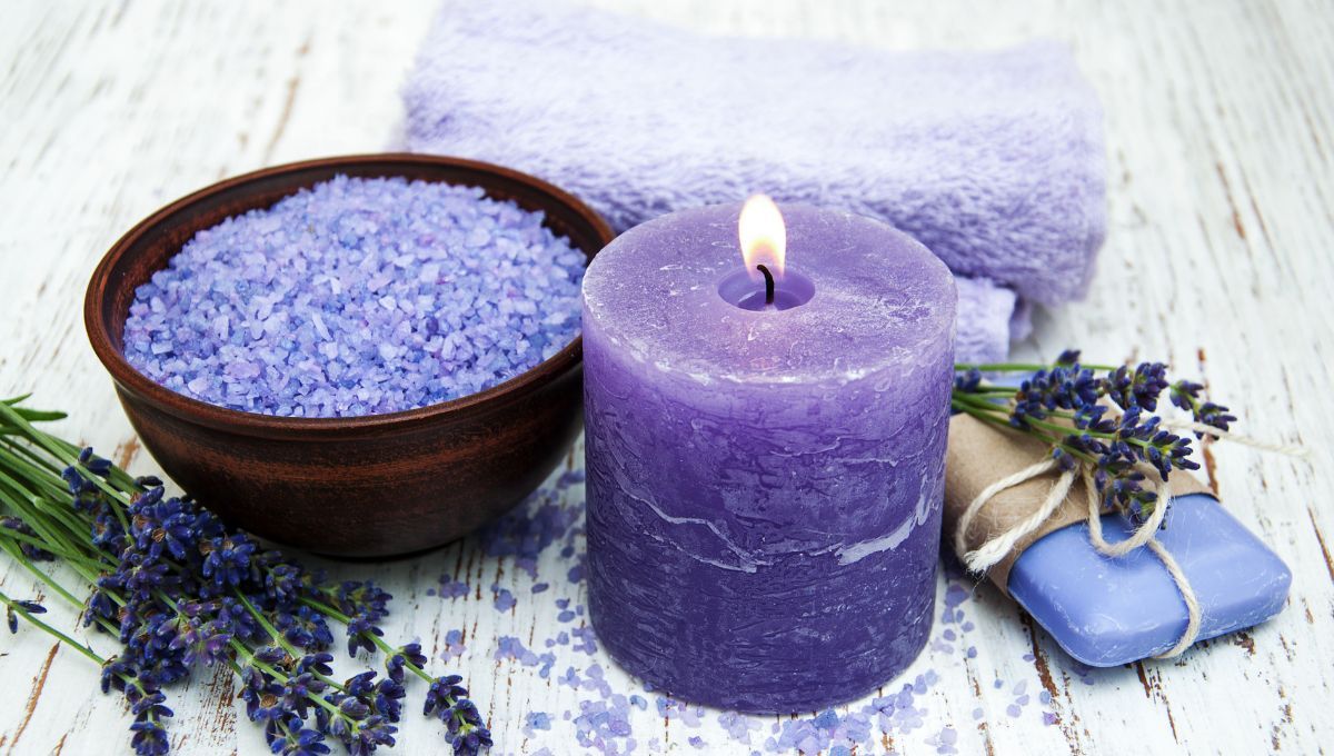 Usando una taza de limpiador de piso puedes crear una vela. Usando una taza de limpiador de piso puedes crear una vela. 