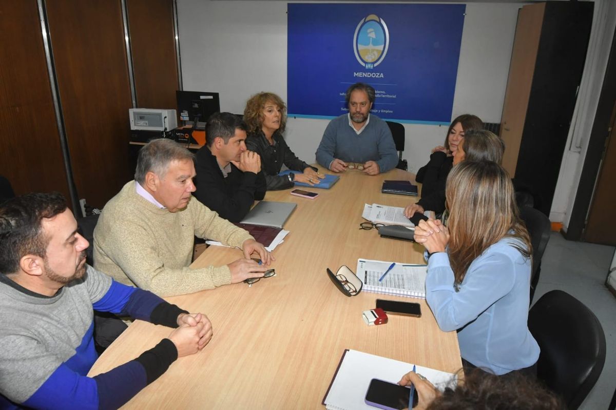 AMPROS rechazó el aumento salarial propuesto por el Gobierno para el segundo semestre del año. AMPROS rechazó el aumento salarial propuesto por el Gobierno para el segundo semestre del año.