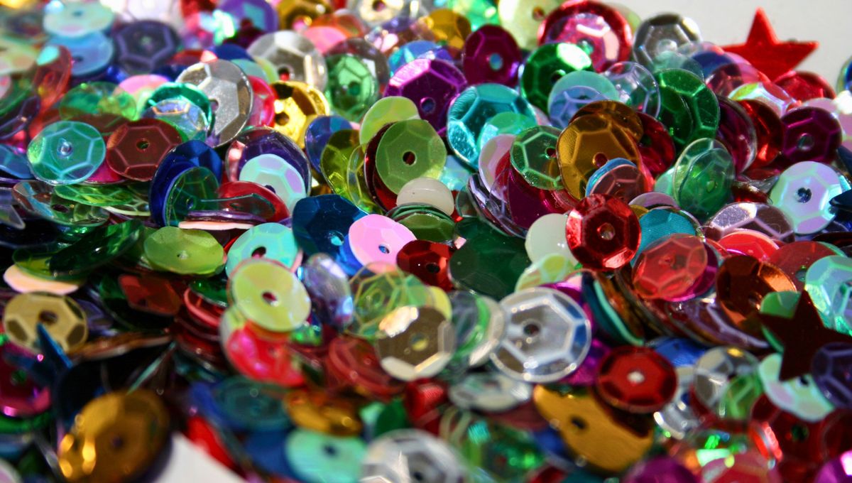 Vienen lentejuelas de muchos colores y tamaños Vienen lentejuelas de muchos colores y tamaños