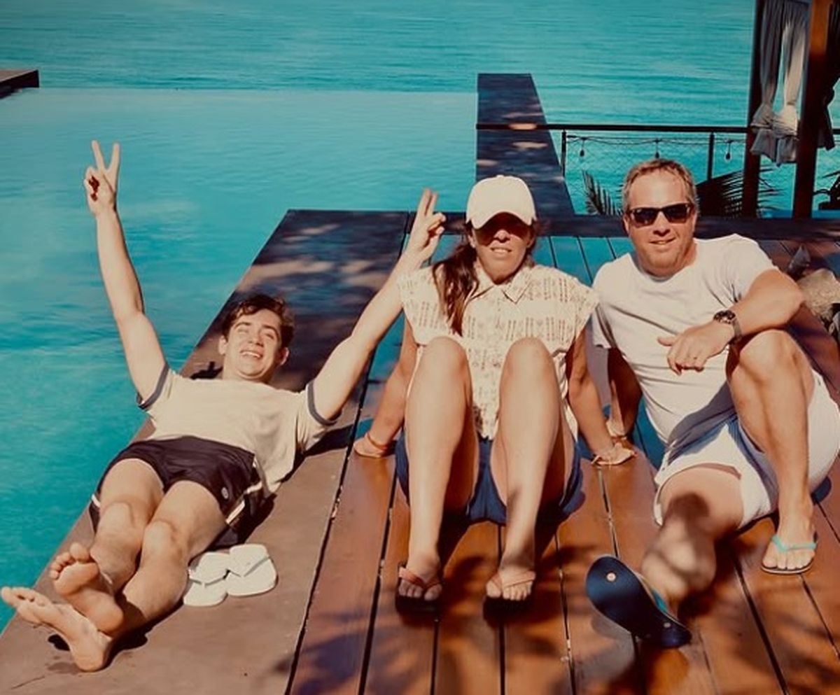 Franco Colapinto junto a sus representantes en una playa de lujo.