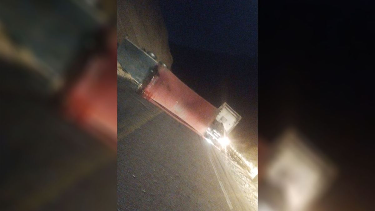 El camión que volcó en la alta montaña obstaculizó toda la calzada y derramó aceite de oliva. El camión que volcó en la alta montaña obstaculizó toda la calzada y derramó aceite de oliva.