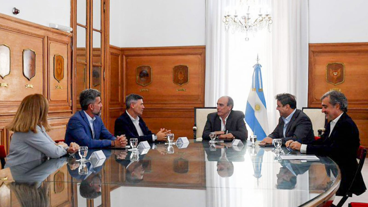 Ulpiano Suarez se reunió con intendentes y con el ministro del Interior para fijar un esquema de trabajo conjunto que dé soluciones a los vecinos. Ulpiano Suarez se reunió con intendentes y con el ministro del Interior para fijar un esquema de trabajo conjunto que dé soluciones a los vecinos.