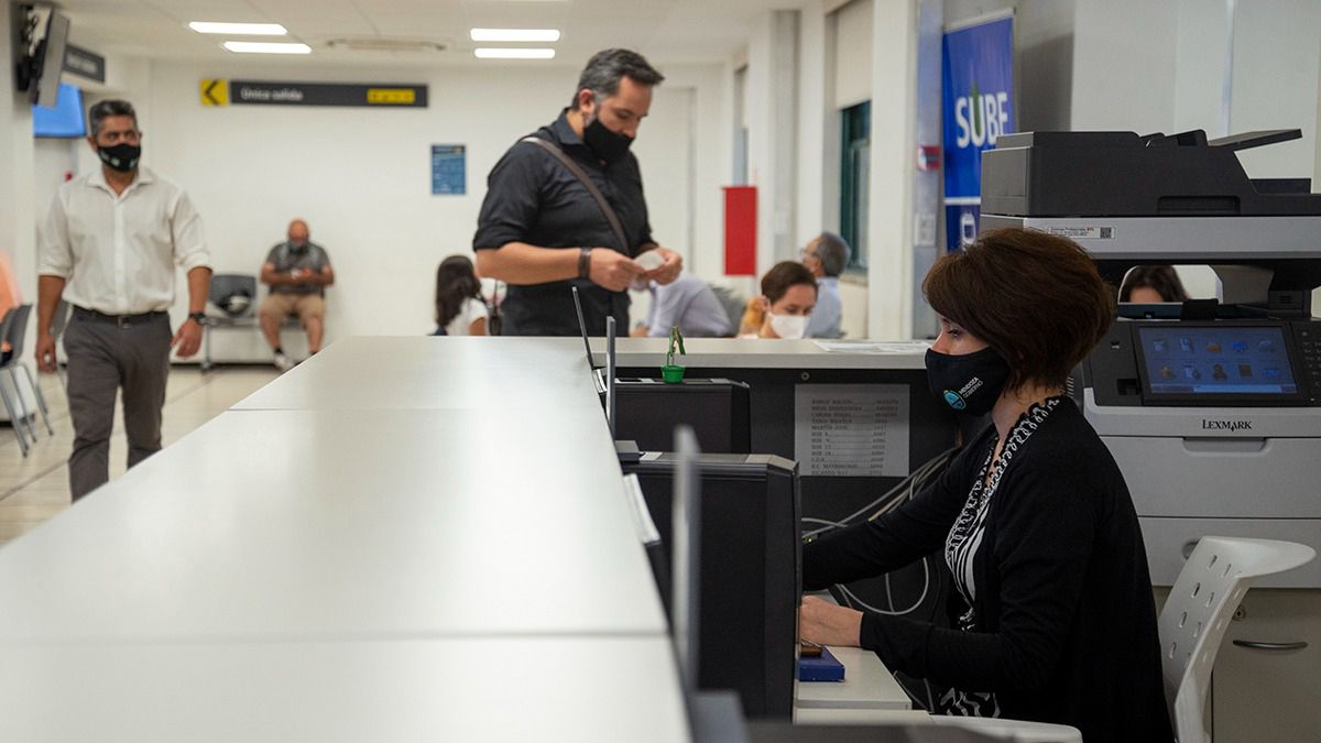 El aumento salarial previsto abarca a toda la Administración central, a docentes, celadores, trabajadores del Régimen 15, Guardaparques, Vialidad, Tesorería, Contaduría y Fiscalía de Estado.