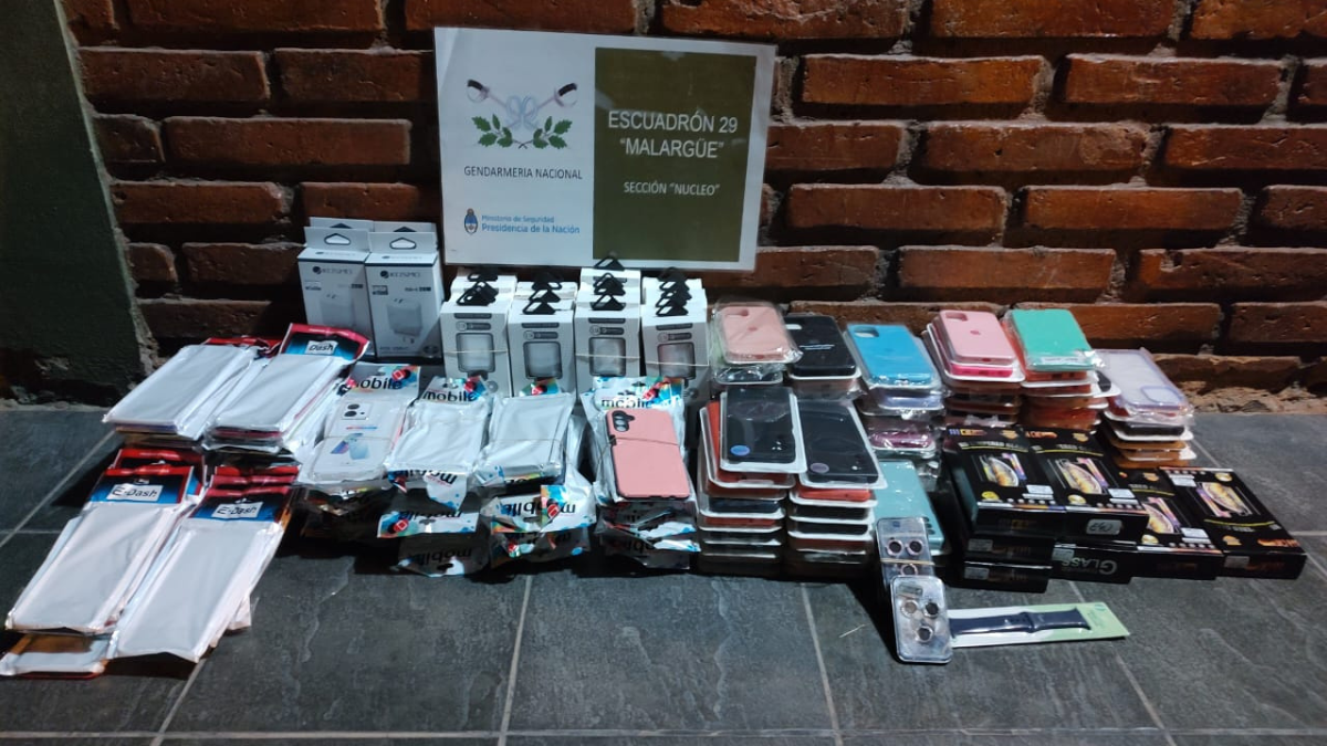 Gendarmería Nacional controló un camión que se dirigía hacia la provincia de Neuquén que trasladaba 160 fundas, 40 cargadores, 73 vidrios templados, 5 protectores de lentes para cámaras de celulares. Gendarmería Nacional controló un camión que se dirigía hacia la provincia de Neuquén que trasladaba 160 fundas, 40 cargadores, 73 vidrios templados, 5 protectores de lentes para cámaras de celulares.