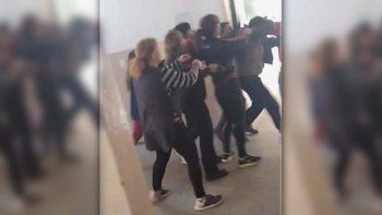 Madres le dieron una paliza a un profesor acusado de tocarles la cola a las alumnas