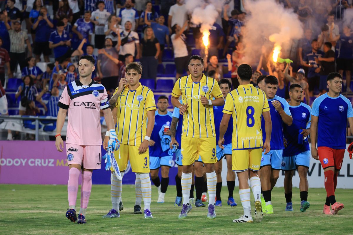 Los jugadores del Tomba en el primer partido en la Primera Nacional recibieron el reproche de los hinchas.