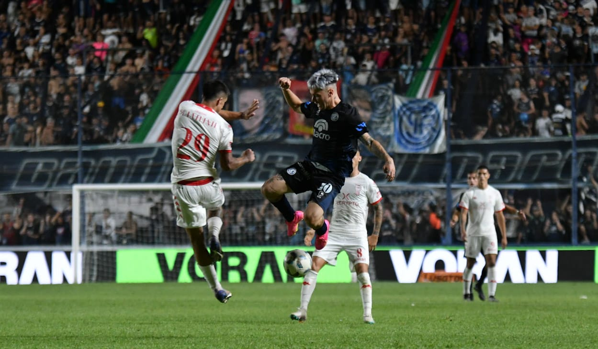Matías Reali, de la Lepra, estaba en plena acción ante Huracán. Matías Reali, de la Lepra, estaba en plena acción ante Huracán.