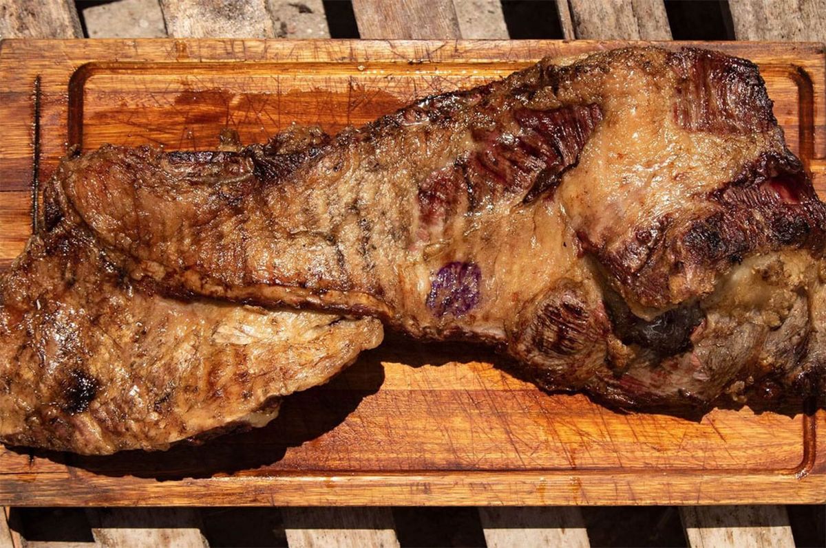 Hay muchísimos fanáticos de la preciada tapa de asado, un corte de carne que es protagonista de la parrilla del asado. Hay muchísimos fanáticos de la preciada tapa de asado, un corte de carne que es protagonista de la parrilla del asado.