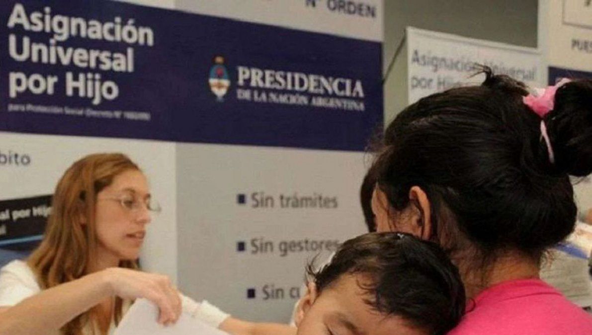 Los beneficiarios de la AUH recibirán un plus del 20% en diciembre.