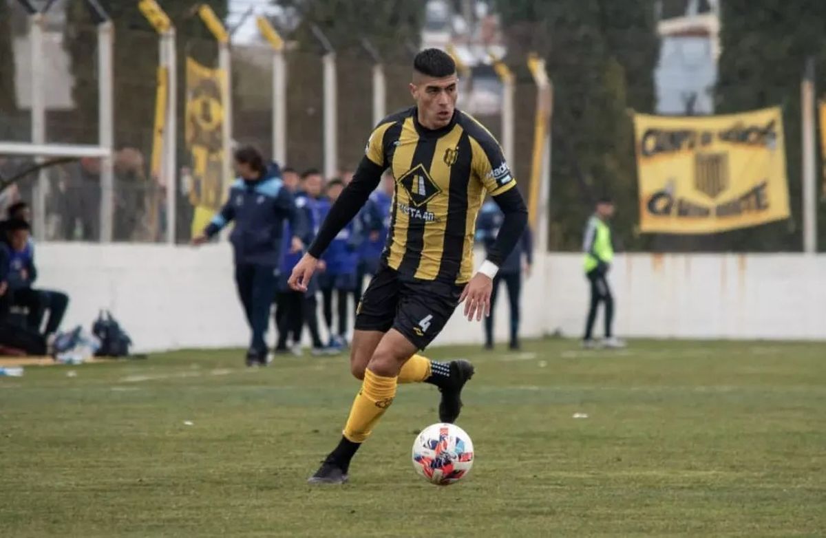Mauro Peinipil es el lateral derecho de Deportivo Madryn. Mauro Peinipil es el lateral derecho de Deportivo Madryn.