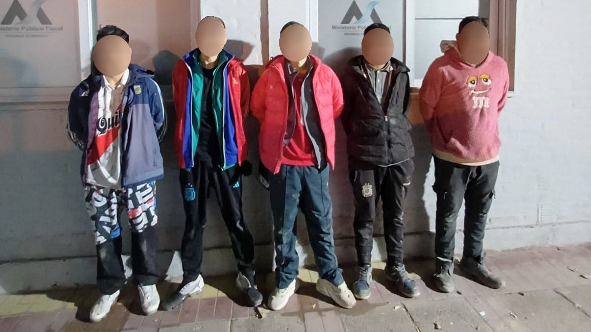Los cinco detenidos de 16, 18, 19, 20 y 26 años quedaron a disposición de la Justicia. Foto: Gentileza.