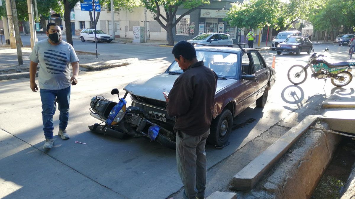 Una motociclista con sus dos hijos se salvaron 