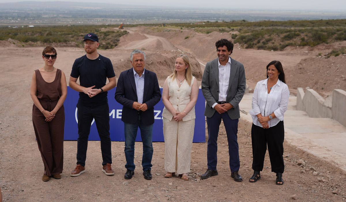 La ministra de Energía Jimena Latorre, el intendente Esteban Allasino, el gobernador Alfredo Cornejo, la vicegobernadora Hebe Casado, el ministro de Gobierno Natalio Mema y la secretaria de Infraestructura, Marité Badui. 