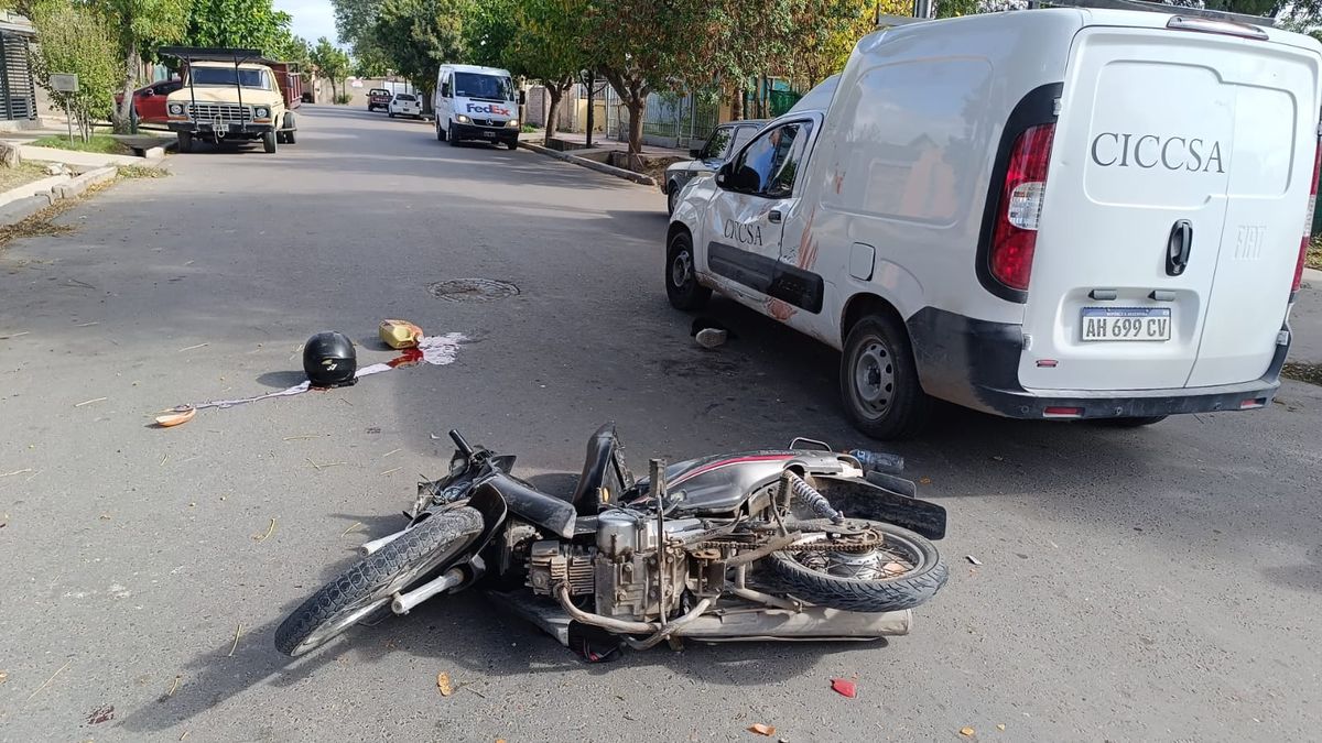Un accidente entre una moto y una camioneta dejó a un hombre en el Central en grave estado