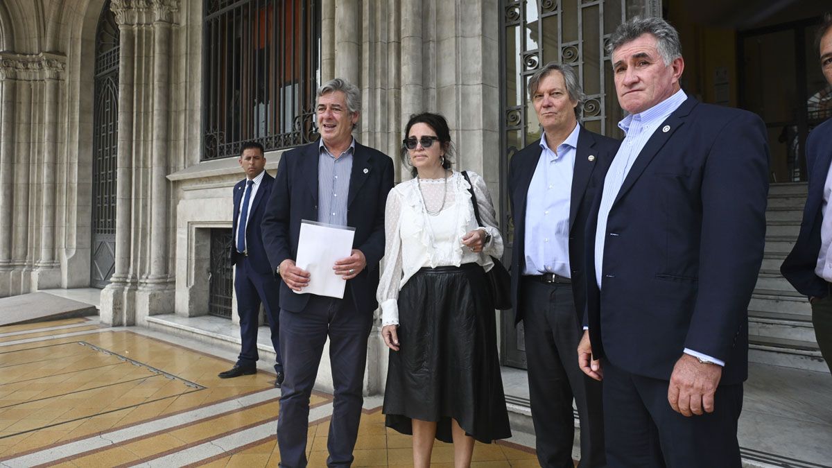 Dirigentes rurales en el ingreso al Palacio de Hacienda. Dirigentes rurales en el ingreso al Palacio de Hacienda.