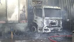 Uno de los tres camiones que se prendió fuego en el depósito del supermercado, en Las Heras