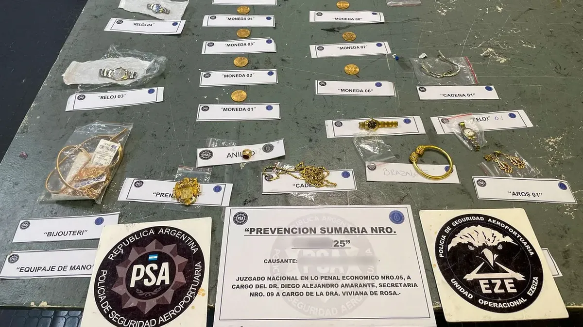 Azafata contrabandista. Una azafata de Aerolíneas Argentinas fue arrestada por querer ingresar, joyas, relojes, celulares de alta gama y monedas de oro. Azafata contrabandista. Una azafata de Aerolíneas Argentinas fue arrestada por querer ingresar, joyas, relojes, celulares de alta gama y monedas de oro. 