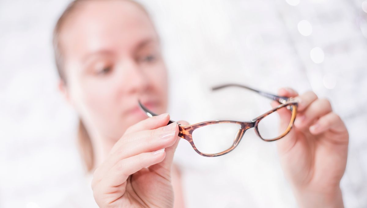 Aprendé a reparar las patillas de los lentes con este truco express