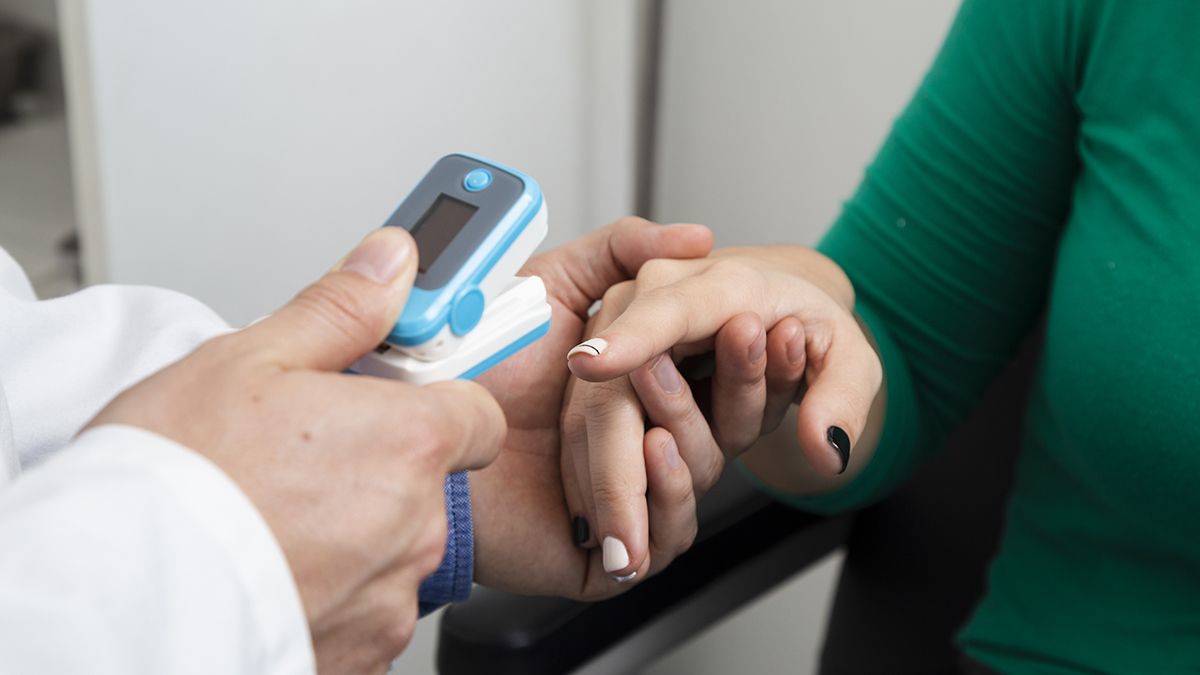 Hay faltante de oxímetros por la alta demanda de los pacientes aislados en las casas a raíz de los casos de coronavirus en Mendoza. visibility