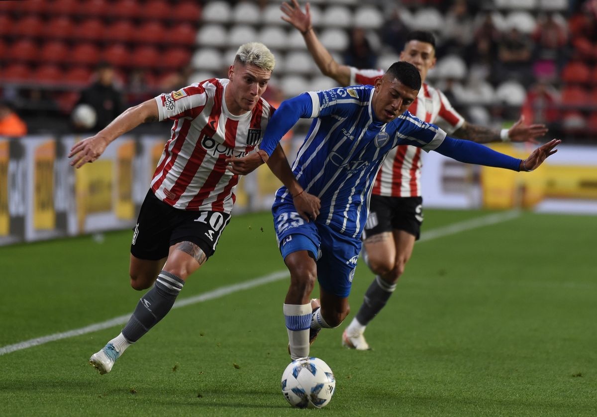 El Tomba sumó tres puntos valiosos en La Plata El Tomba sumó tres puntos valiosos en La Plata