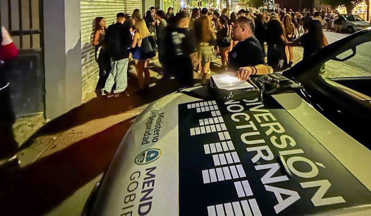 Diversión Noctura hace inspecciones y desactiva fiestas clandestinas la noche en la que ocurre el Último Primer Día. Diversión Noctura hace inspecciones y desactiva fiestas clandestinas la noche en la que ocurre el Último Primer Día.