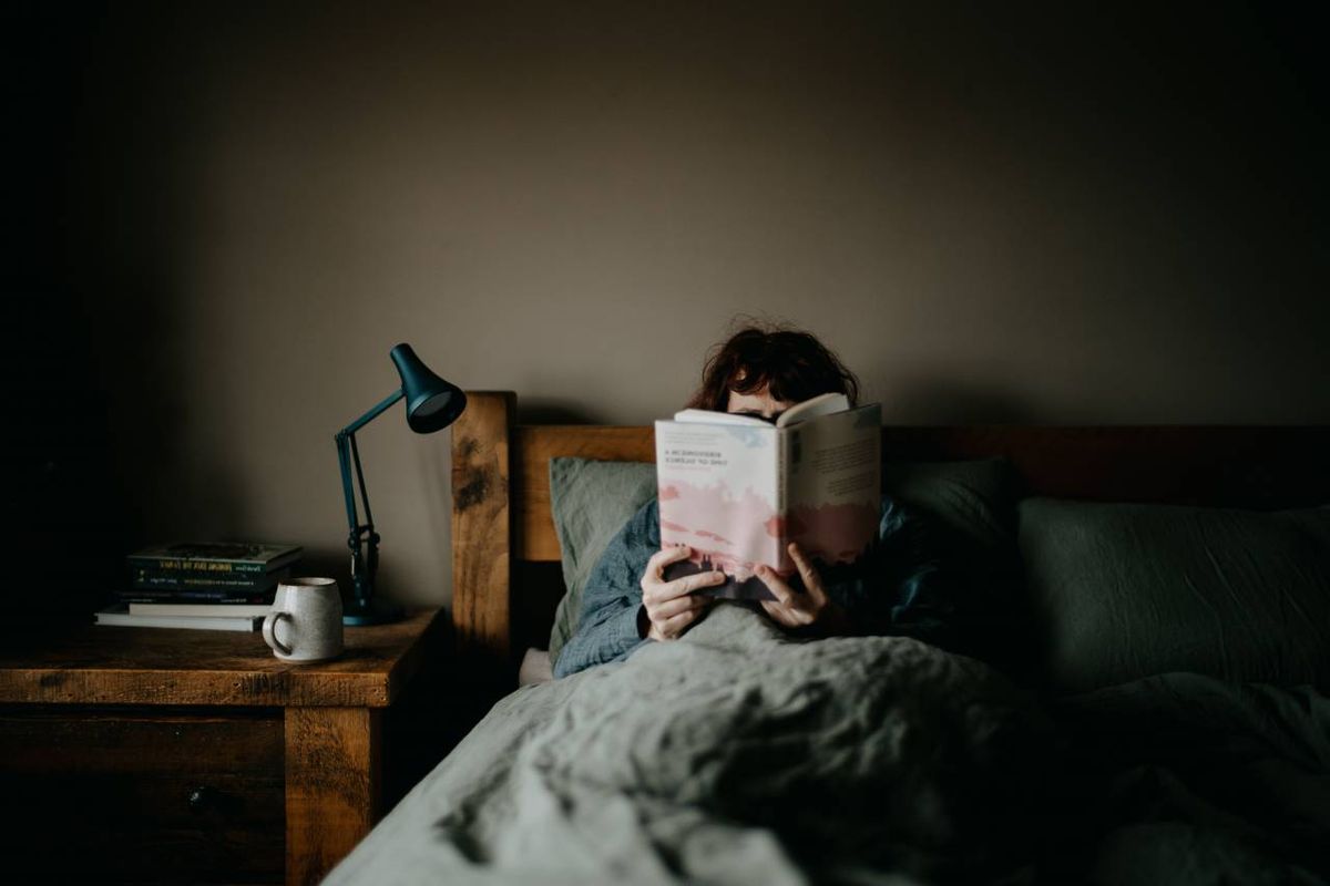 Uno de los hábitos que tienen muchas personas es el hecho de leer un libro o parte de él antes de irse a dormir