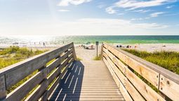 El pueblo de Florida con gastronomía deliciosa y playas infinitas de mar azul