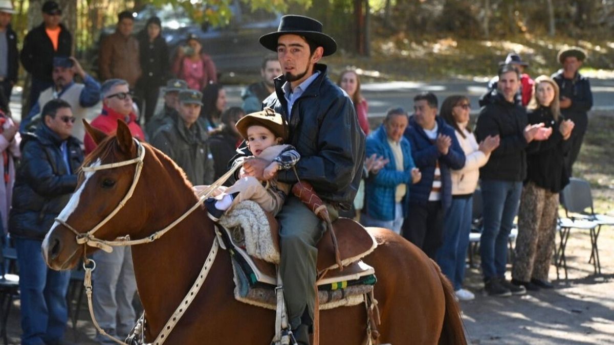 Desfilando en cercanías de su puesto, en Portezuelo del Viento. Mateo y su papá. Desfilando en cercanías de su puesto, en Portezuelo del Viento. Mateo y su papá.