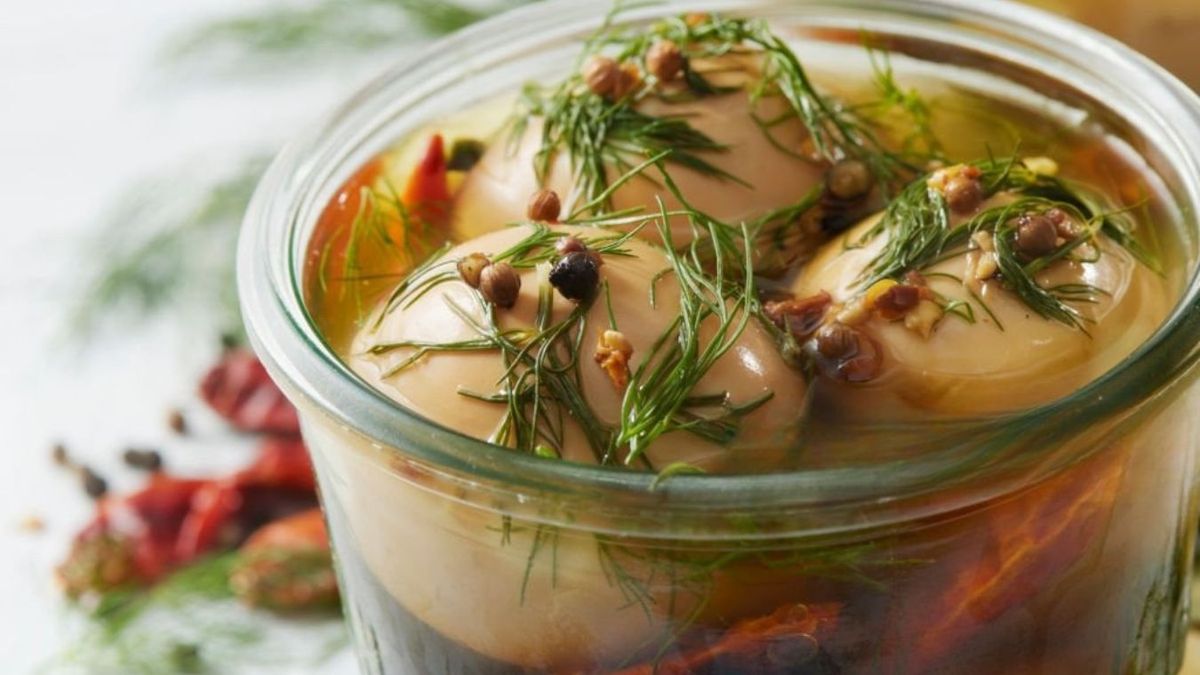 Cebollitas en escabeche en vinagre: la receta de la conserva artesanal con 4 ingredientes que queda increíble