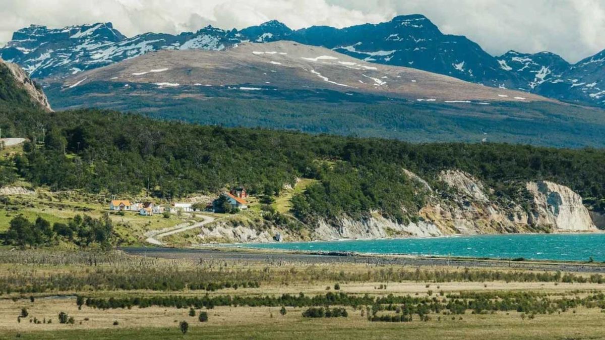 Cerca de Ushuaia, en el Fin del Mundo, se esconde una pequeña aldea rodeada de lagos cristalinos y bosques milenarios Cerca de Ushuaia, en el Fin del Mundo, se esconde una pequeña aldea rodeada de lagos cristalinos y bosques milenarios