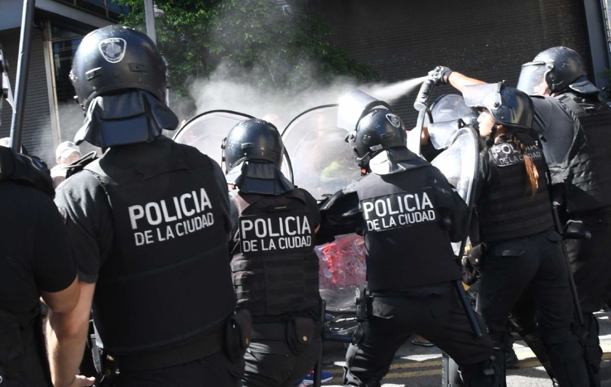 En una de las columnas que se manifestaron esta tarde por las calles de CABA, hubo incidentes y la policía arrojó gas pimienta. En una de las columnas que se manifestaron esta tarde por las calles de CABA, hubo incidentes y la policía arrojó gas pimienta.