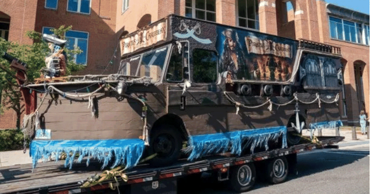 Buen gesto. Johnny Depp: los fanáticos le regalaron un barco pirata.