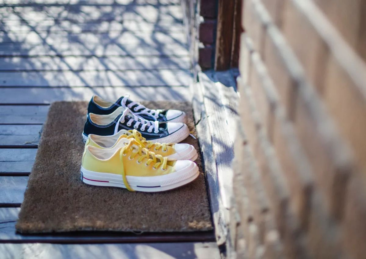 ¿Es mejor entrar a casa con o sin zapatillas?
