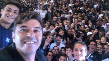 Gallardo y una profunda charla con jóvenes atletas