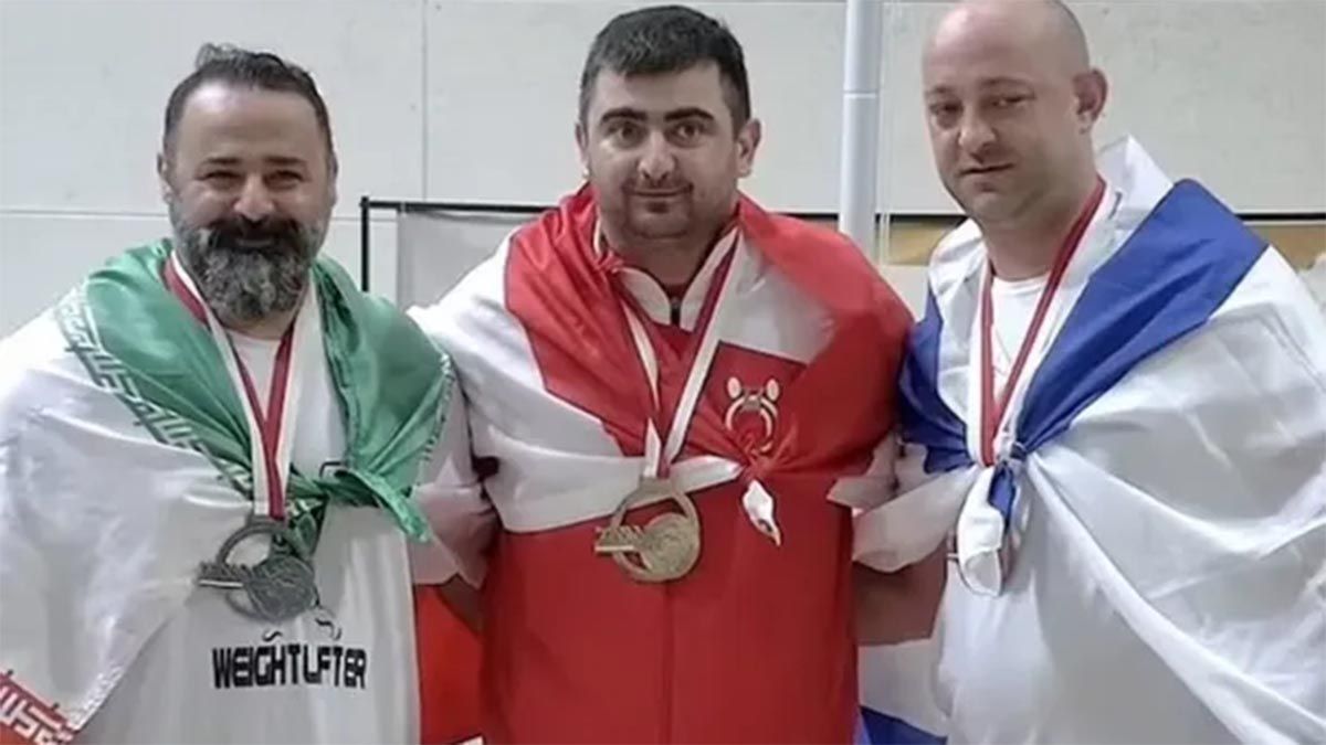 El pesista iraní suspendido es Mostafa Rajaei, quien está a la izquierda.